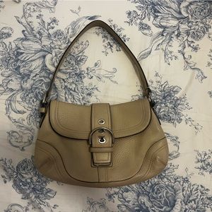 Tan vintage Coach soho buckle bag in pebbled leather. Great condition.